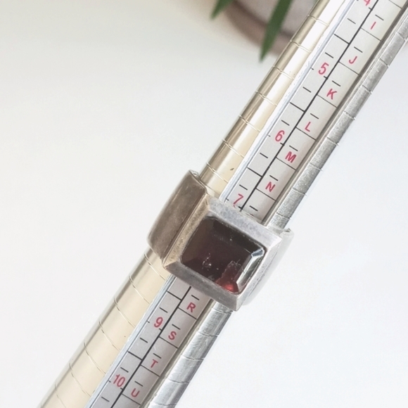 Vintage 925 Sterling Silver Ring w Faceted Garnet Gemstone - Picture 2 of 12